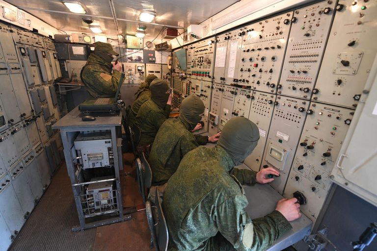 Военнослужащие зенитного ракетного полка, созданного в Лунинецком районе Брестской области для усиления системы ПВО Белоруссии на белорусско-украинской границе Военнослужащие зенитного ракетного полка, созданного в Лунинецком районе Брестской области для усиления системы ПВО Белоруссии на белорусско-украинской границе