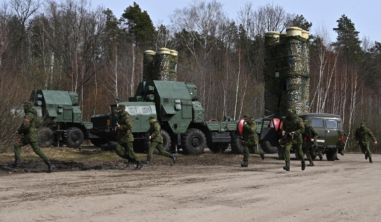 Военнослужащие зенитного ракетного полка, созданного в Лунинецком районе Брестской области для усиления системы ПВО Белоруссии на белорусско-украинской границе Военнослужащие зенитного ракетного полка, созданного в Лунинецком районе Брестской области для усиления системы ПВО Белоруссии на белорусско-украинской границе