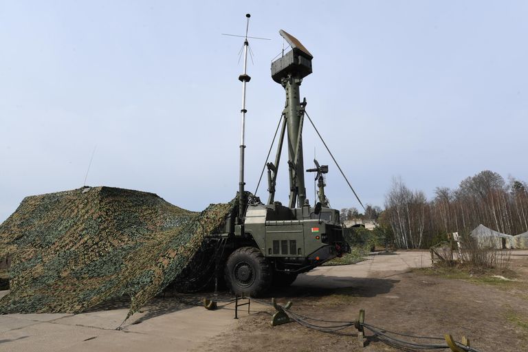 Передвижная вышка антенного поста ЗРК зенитного ракетного полка, созданного в Лунинецком районе Брестской области для усиления системы ПВО Белоруссии на белорусско-украинской границе Передвижная вышка антенного поста ЗРК зенитного ракетного полка, созданного в Лунинецком районе Брестской области для усиления системы ПВО Белоруссии на белорусско-украинской границе