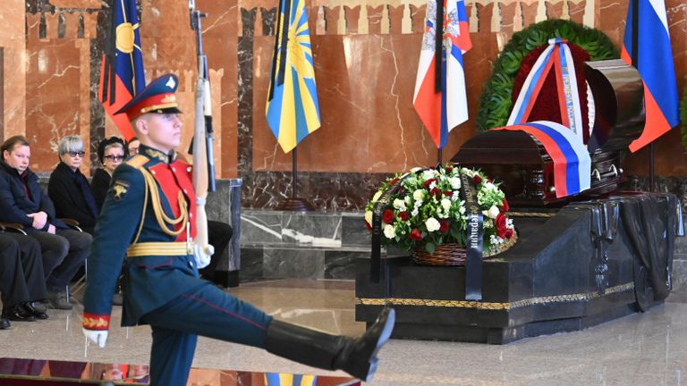 Церемонии прощания с экс-председателем Центризбиркома Владимиром Чуровым в траурном зале Федерального военного мемориального кладбища в Мытищах Церемонии прощания с экс-председателем Центризбиркома Владимиром Чуровым в траурном зале Федерального военного мемориального кладбища в Мытищах