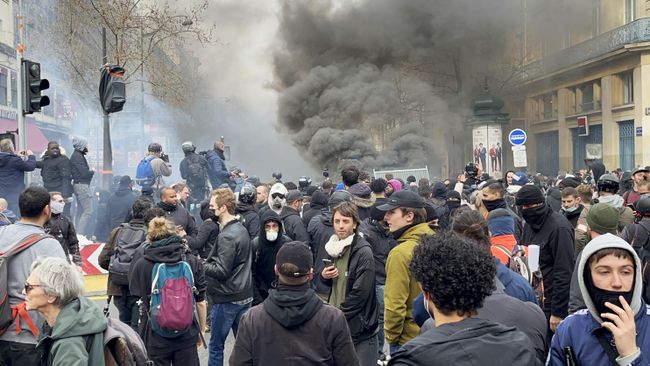 Участники акции протеста против пенсионной реформы на одной из улиц в Париже