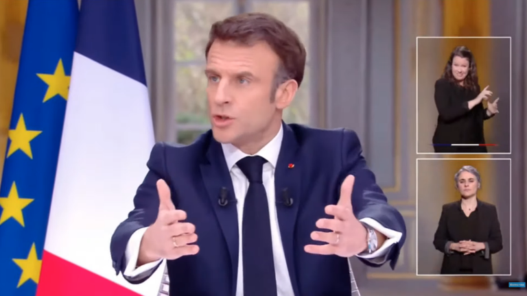 Эммануэль Макрон во время интервью TF1 и France 2