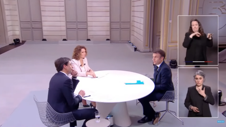 Эммануэль Макрон во время интервью TF1 и France 2