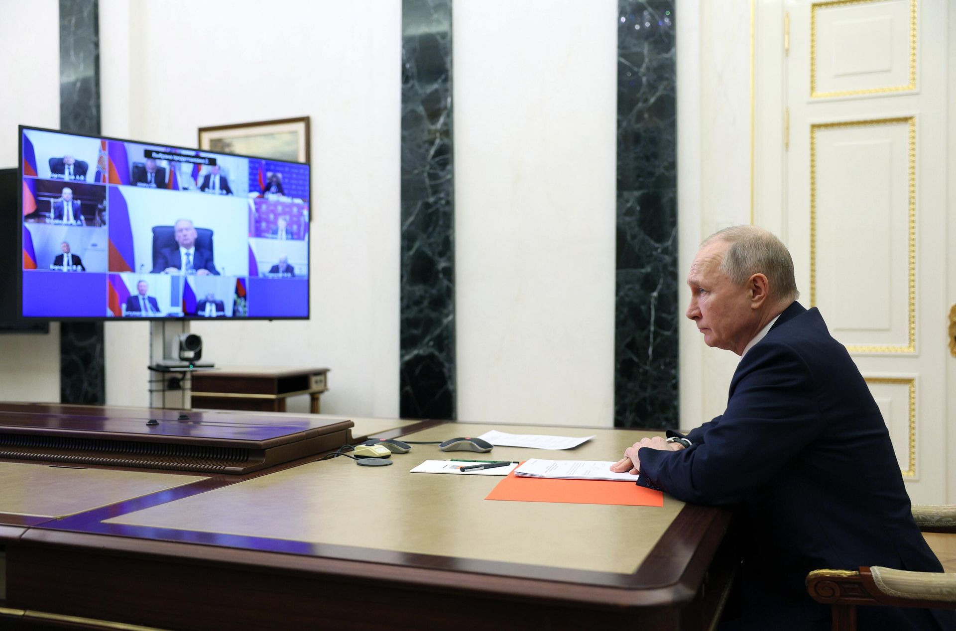 Президент России Владимир Путин проводит в режиме видеоконференции оперативное совещание с постоянными членами Совета безопасности России Президент России Владимир Путин проводит в режиме видеоконференции оперативное совещание с постоянными членами Совета безопасности России - РИА Новости, 1920, 31.03.2023