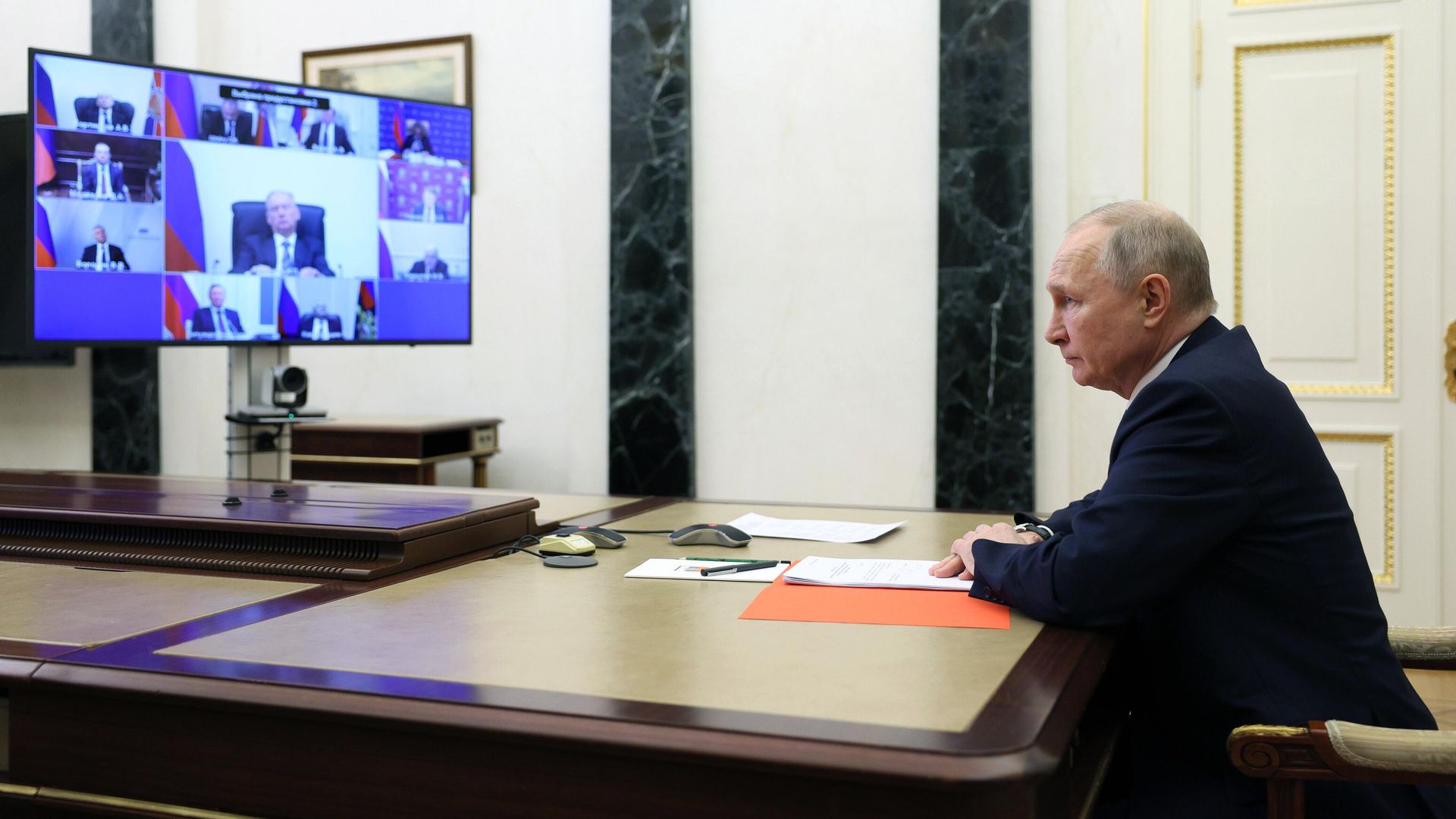 Президент России Владимир Путин проводит в режиме видеоконференции оперативное совещание с постоянными членами Совета безопасности России Президент России Владимир Путин проводит в режиме видеоконференции оперативное совещание с постоянными членами Совета безопасности России - РИА Новости, 1920, 21.04.2023