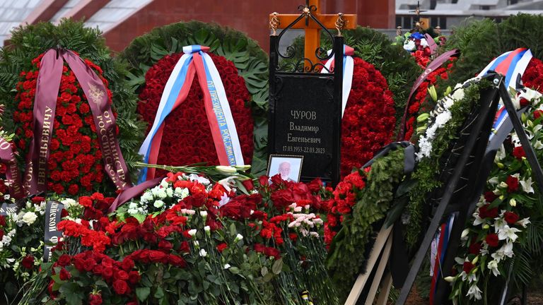 Могила экс-председателя Центризбиркома Владимира Чурова на Федеральном военном мемориальном кладбище в Мытищах Могила экс-председателя Центризбиркома Владимира Чурова на Федеральном военном мемориальном кладбище в Мытищах