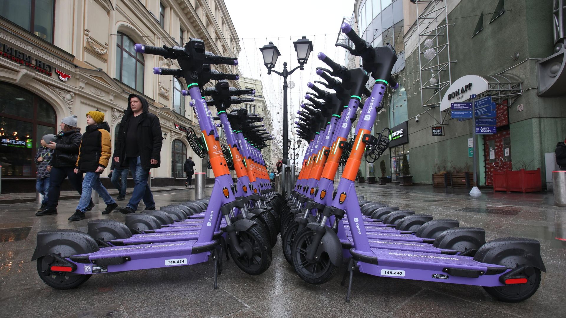 Самокаты на Никольской улице в Москве Самокаты на Никольской улице в Москве - РИА Новости, 1920, 12.03.2025