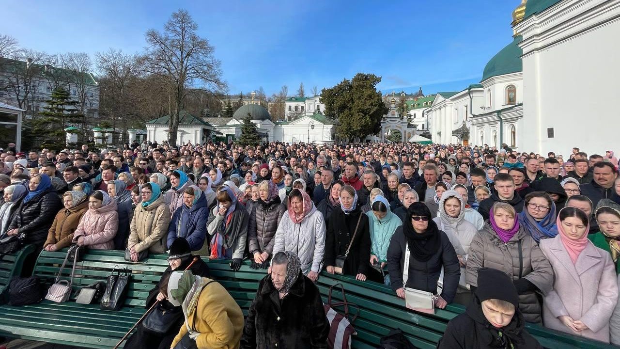Несколько тысяч верующих пришли в Киево-Печерскую лавру на молитву  - РИА Новости, 1920, 30.03.2023