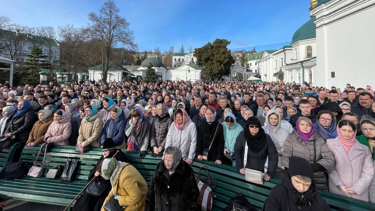 Несколько тысяч верующих пришли в Киево-Печерскую лавру на молитву Несколько тысяч верующих пришли в Киево-Печерскую лавру на молитву - РИА Новости, 1920, 28.03.2023