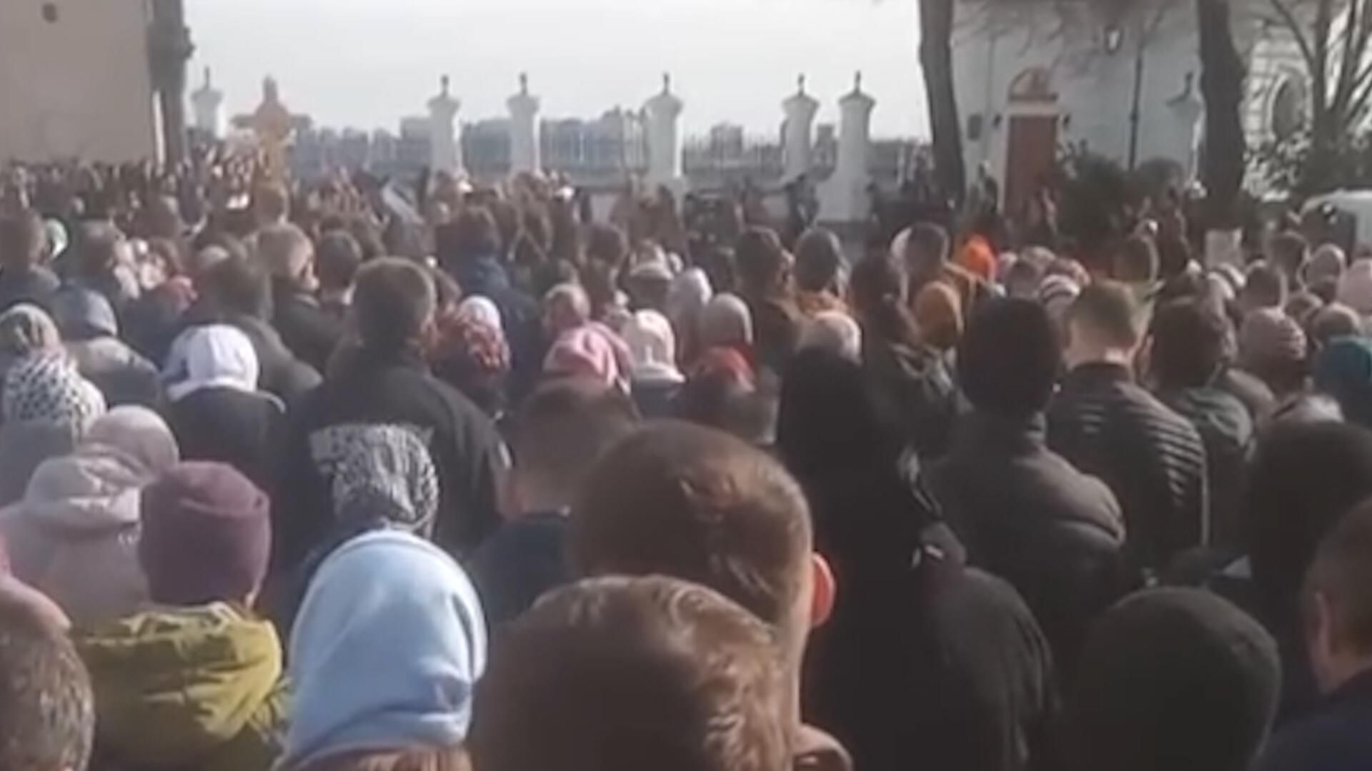 Тысячи верующих на воскресной молитве в Киево-Печерской лавре Тысячи верующих на воскресной молитве в Киево-Печерской лавре - РИА Новости, 1920, 26.03.2023