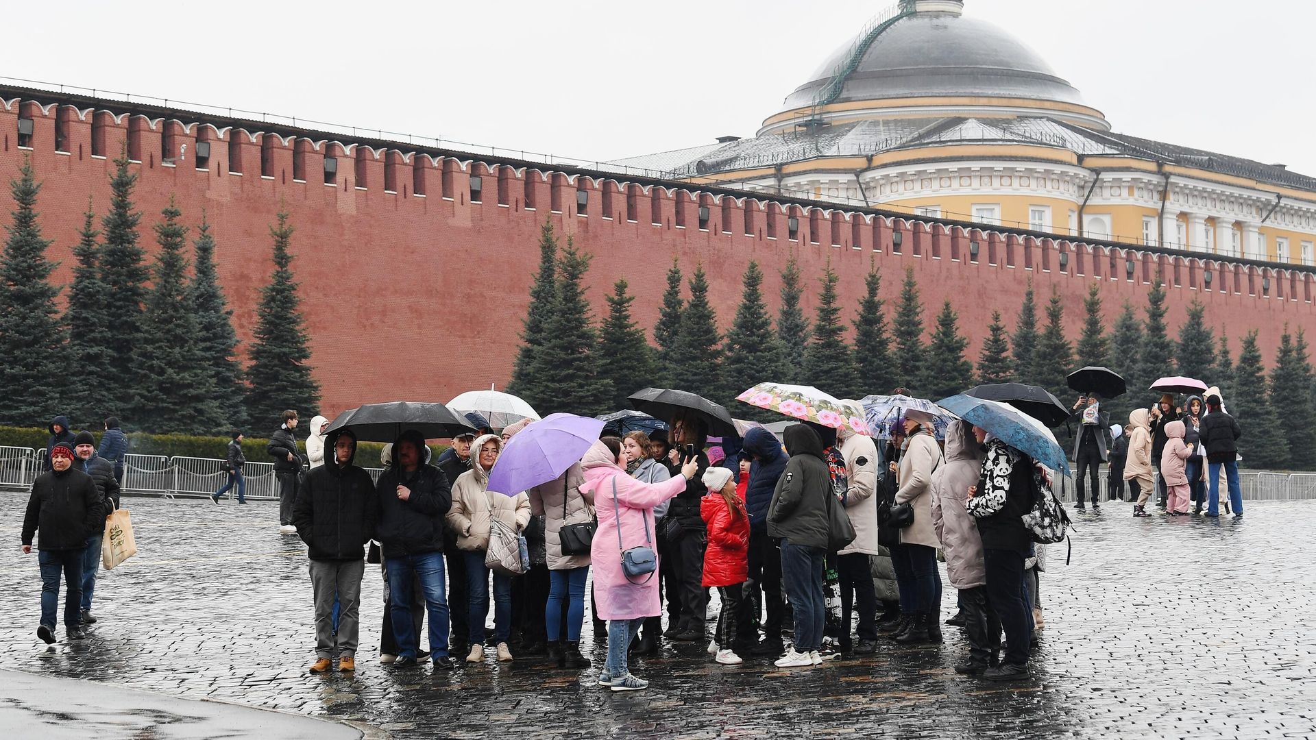 Люди с зонтами во время дождя на Красной площади в Москве Люди с зонтами во время дождя на Красной площади в Москве - РИА Новости, 1920, 27.03.2023