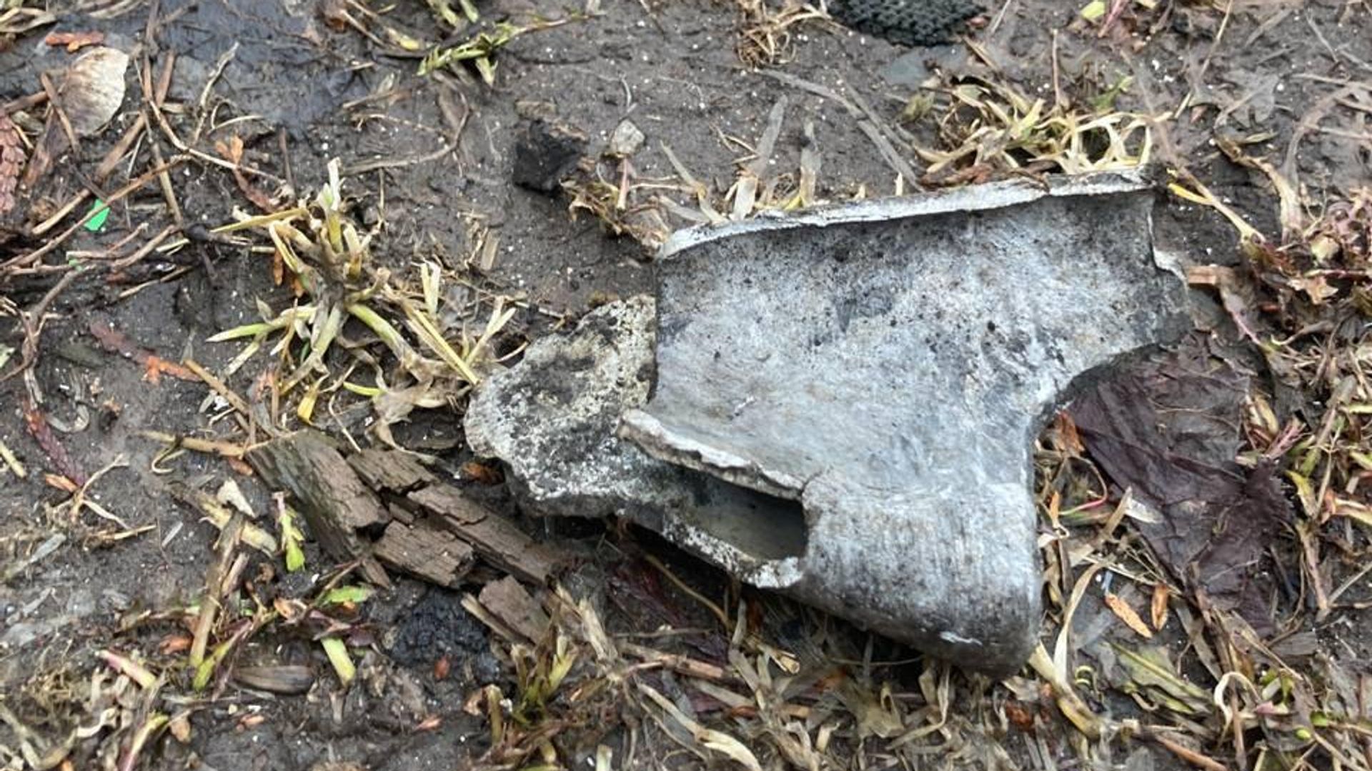 Осколок, найденный на месте взрыва в Киреевске Тульской области Осколок, найденный на месте взрыва в Киреевске Тульской области - РИА Новости, 1920, 26.03.2023