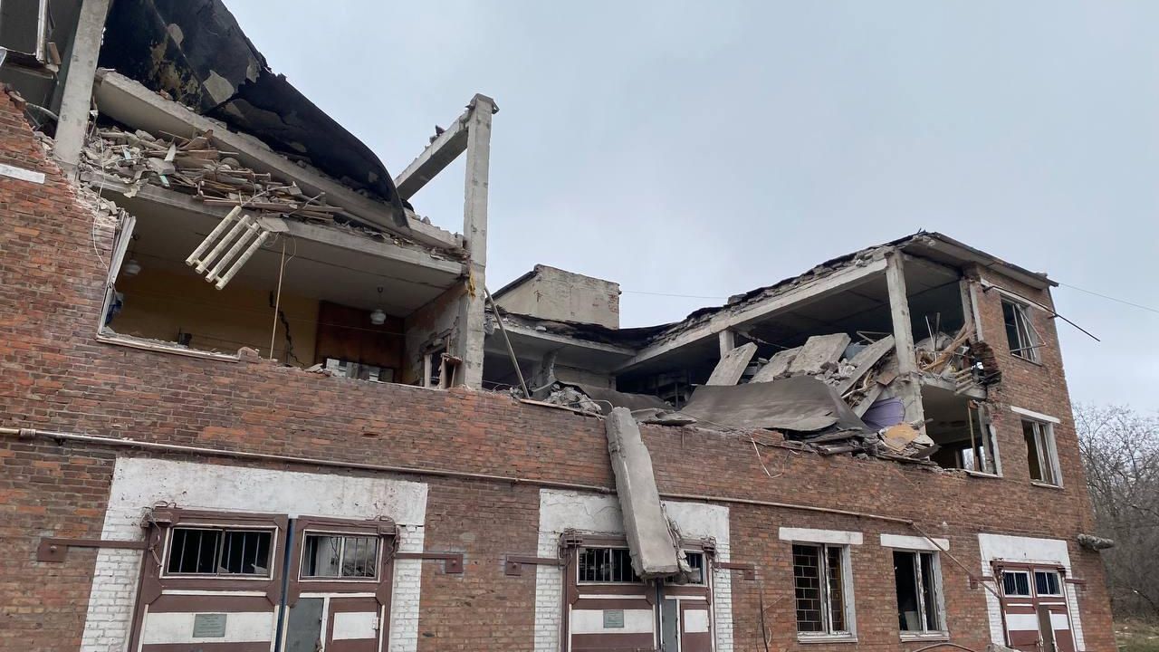 Последствия прямого попадания снаряда, выпущенного с позиций ВФУ, в административное здание цеха электроснабжения ГУП Стирол Последствия прямого попадания снаряда, выпущенного с позиций ВФУ, в административное здание цеха электроснабжения ГУП Стирол - РИА Новости, 1920, 27.03.2023