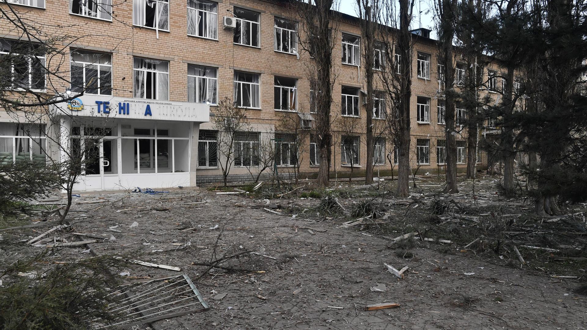 Здание колледжа в Мелитополе, пострадавшее в результате артиллерийского обстрела со стороны ВСУ. 27 марта 2023 Здание колледжа в Мелитополе, пострадавшее в результате артиллерийского обстрела со стороны ВСУ. 27 марта 2023 - РИА Новости, 1920, 27.03.2023
