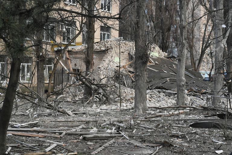 Обломки здания, пострадавшего в результате артиллерийского обстрела со стороны ВСУ Обломки здания, пострадавшего в результате артиллерийского обстрела со стороны ВСУ