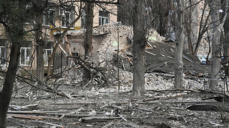 Обломки здания, пострадавшего в результате артиллерийского обстрела со стороны ВСУ Обломки здания, пострадавшего в результате артиллерийского обстрела со стороны ВСУ