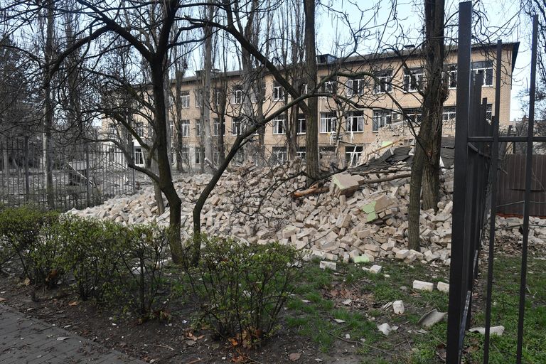 Здание, пострадавшее в результате артиллерийского обстрела со стороны ВСУ Здание, пострадавшее в результате артиллерийского обстрела со стороны ВСУ