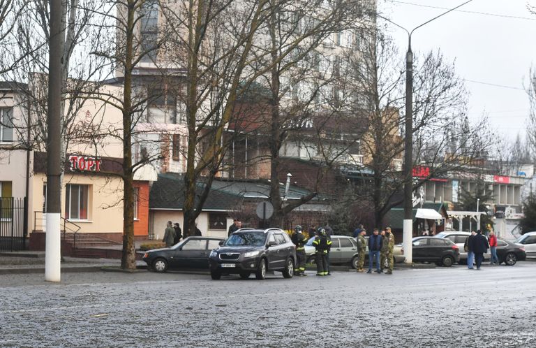 Спасатели и военнослужащие на одной из улиц, пострадавших в результате артиллерийского обстрела со стороны ВСУ в Мелитополе Спасатели и военнослужащие на одной из улиц, пострадавших в результате артиллерийского обстрела со стороны ВСУ в Мелитополе