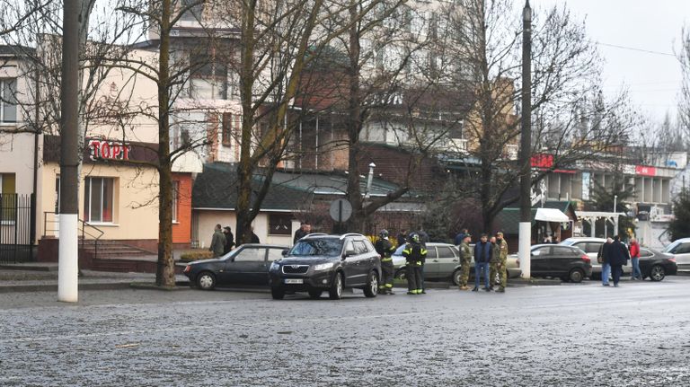 Спасатели и военнослужащие на одной из улиц, пострадавших в результате артиллерийского обстрела со стороны ВСУ в Мелитополе Спасатели и военнослужащие на одной из улиц, пострадавших в результате артиллерийского обстрела со стороны ВСУ в Мелитополе