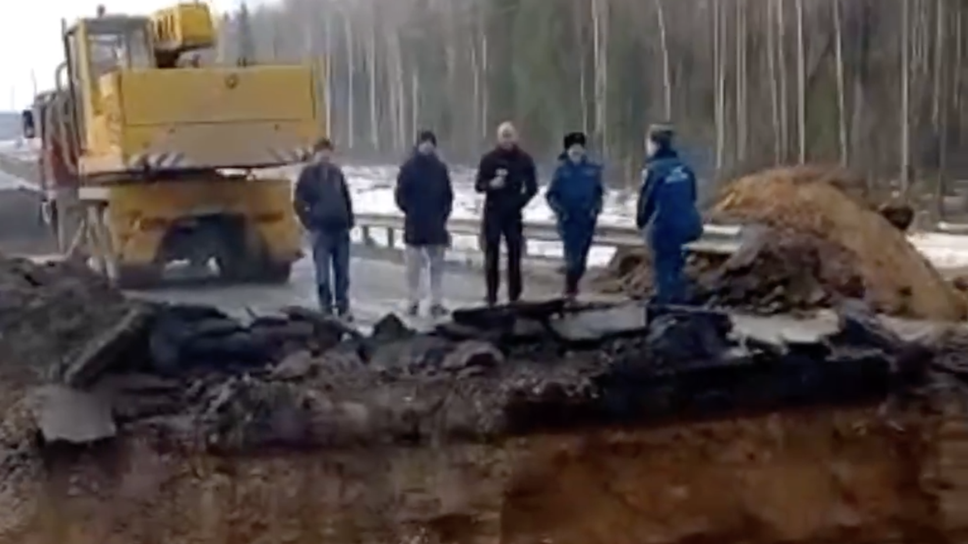 В Марий Эл участок дороги разрушился из-за поломки водопроводной трубы В Марий Эл участок дороги разрушился из-за поломки водопроводной трубы - РИА Новости, 1920, 27.03.2023