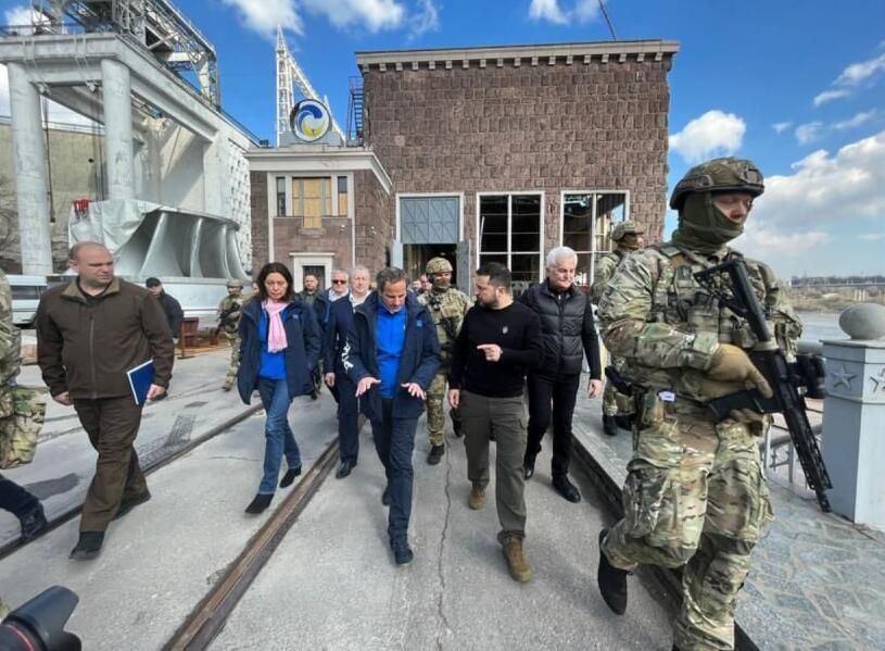 Генеральный секретарь МАГАТЭ Рафаэль Гросси и президент Украины Владимир Зеленский во время встречи на ДнепроГЭС в Запорожье Генеральный секретарь МАГАТЭ Рафаэль Гросси и президент Украины Владимир Зеленский во время встречи на ДнепроГЭС в Запорожье - РИА Новости, 1920, 27.03.2023