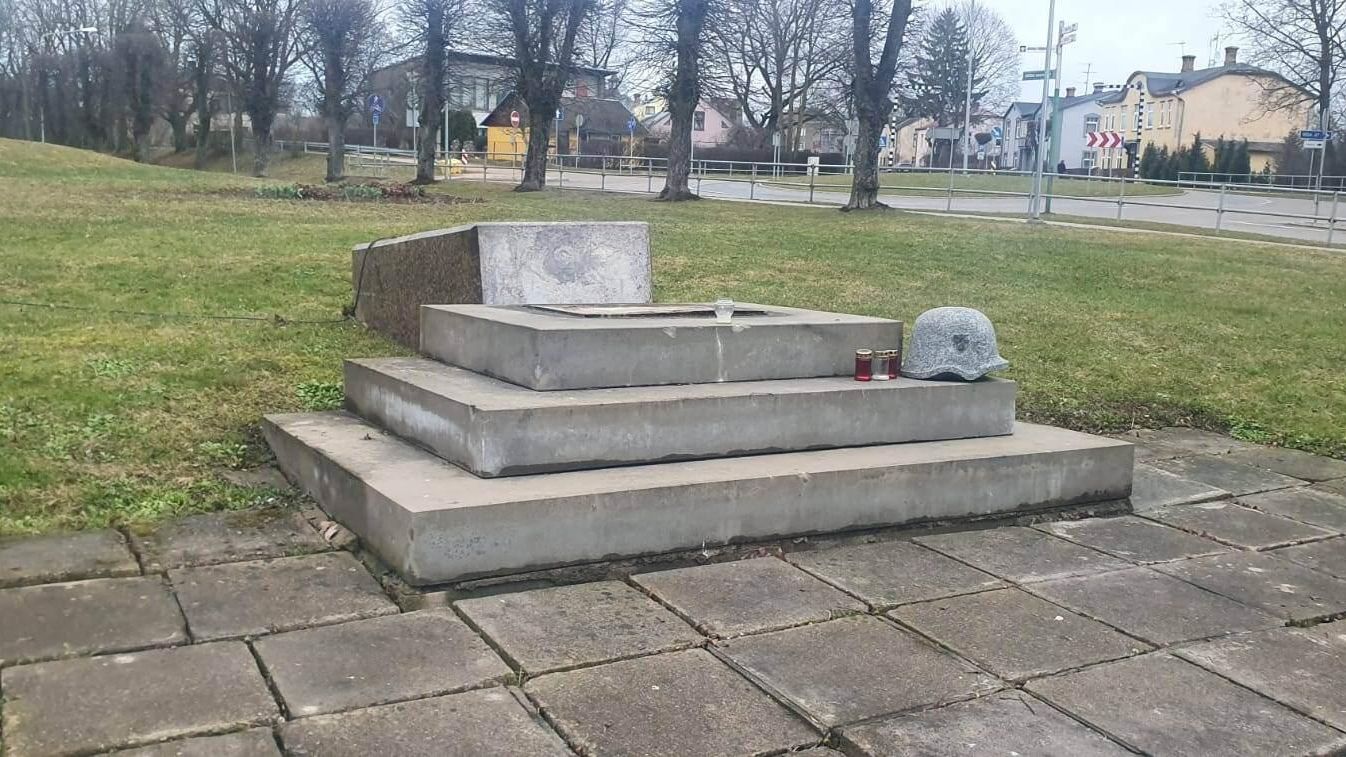Поврежденная стела латышским легионерам СС в латвийском городе Бауска Поврежденная стела латышским легионерам СС в латвийском городе Бауска - РИА Новости, 1920, 27.03.2023