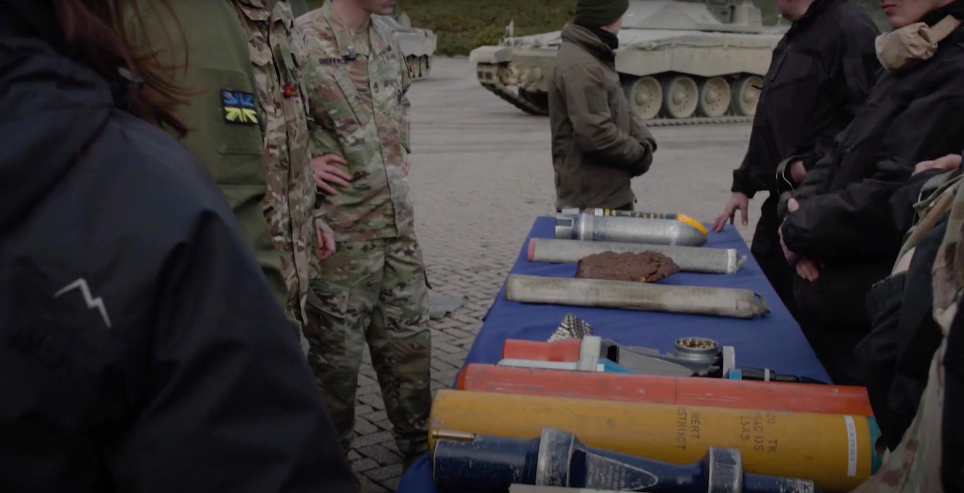 Кадр из видео обучения украинских солдат работе на танках Challenger 2 Кадр из видео обучения украинских солдат работе на танках Challenger 2 - РИА Новости, 1920, 27.03.2023