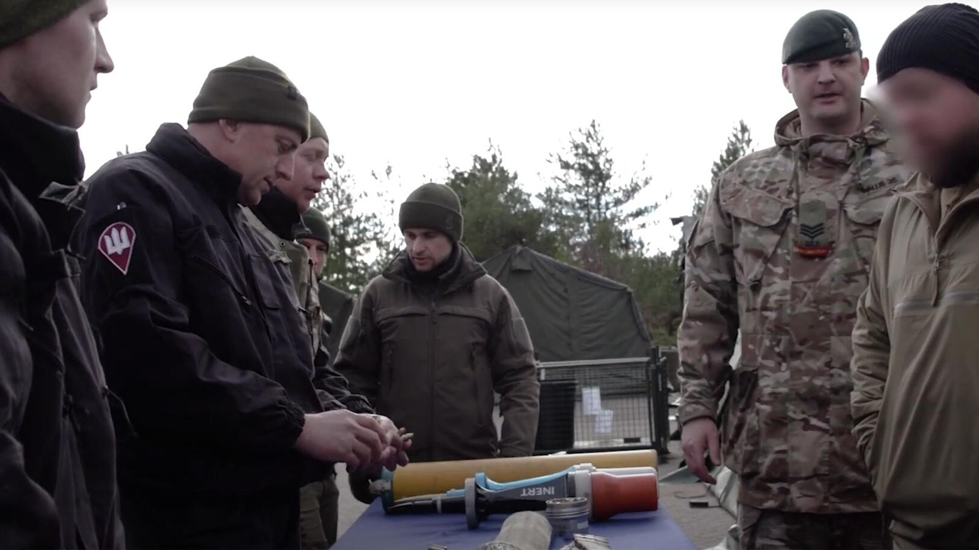 Кадр из видео обучения украинских солдат работе на танках Challenger 2 Кадр из видео обучения украинских солдат работе на танках Challenger 2 - РИА Новости, 1920, 27.03.2023