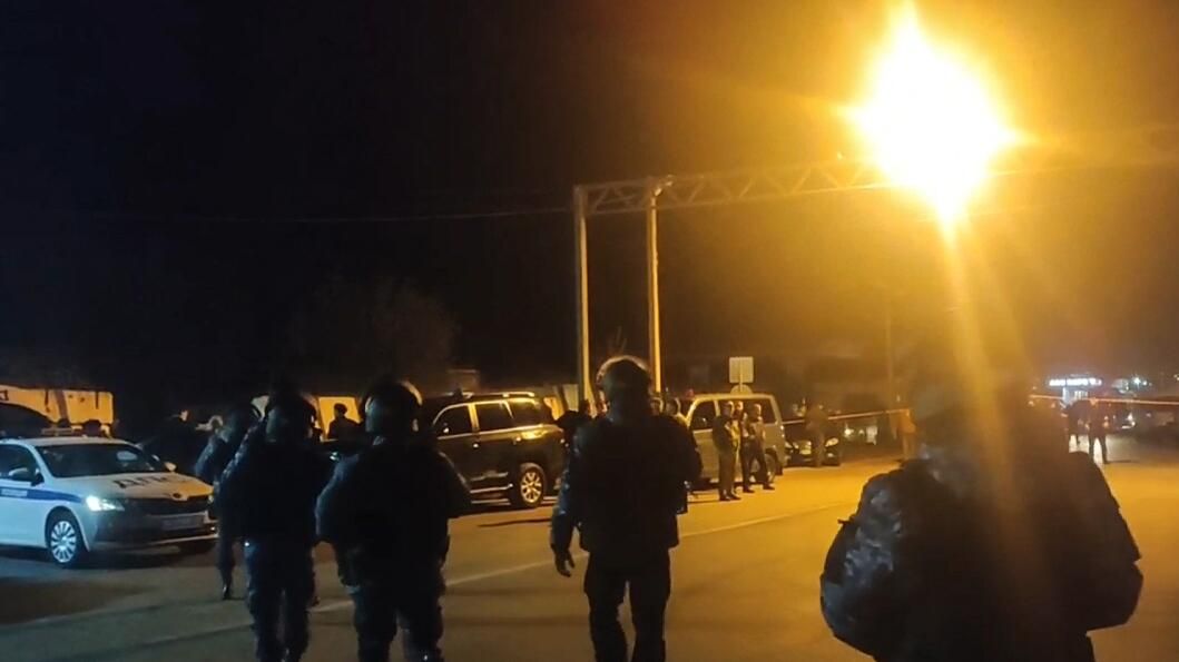 Полицейские у стационарного поста ДПС Волга-14 Полицейские у стационарного поста ДПС Волга-14 - РИА Новости, 1920, 28.03.2023