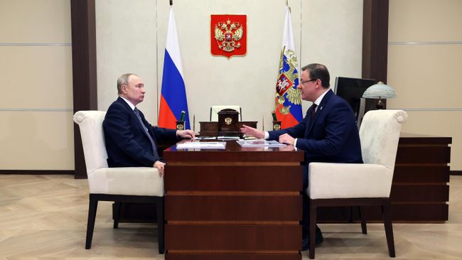 Президент РФ Владимир Путин и губернатор Самарской области Дмитрий Азаров во время встречи