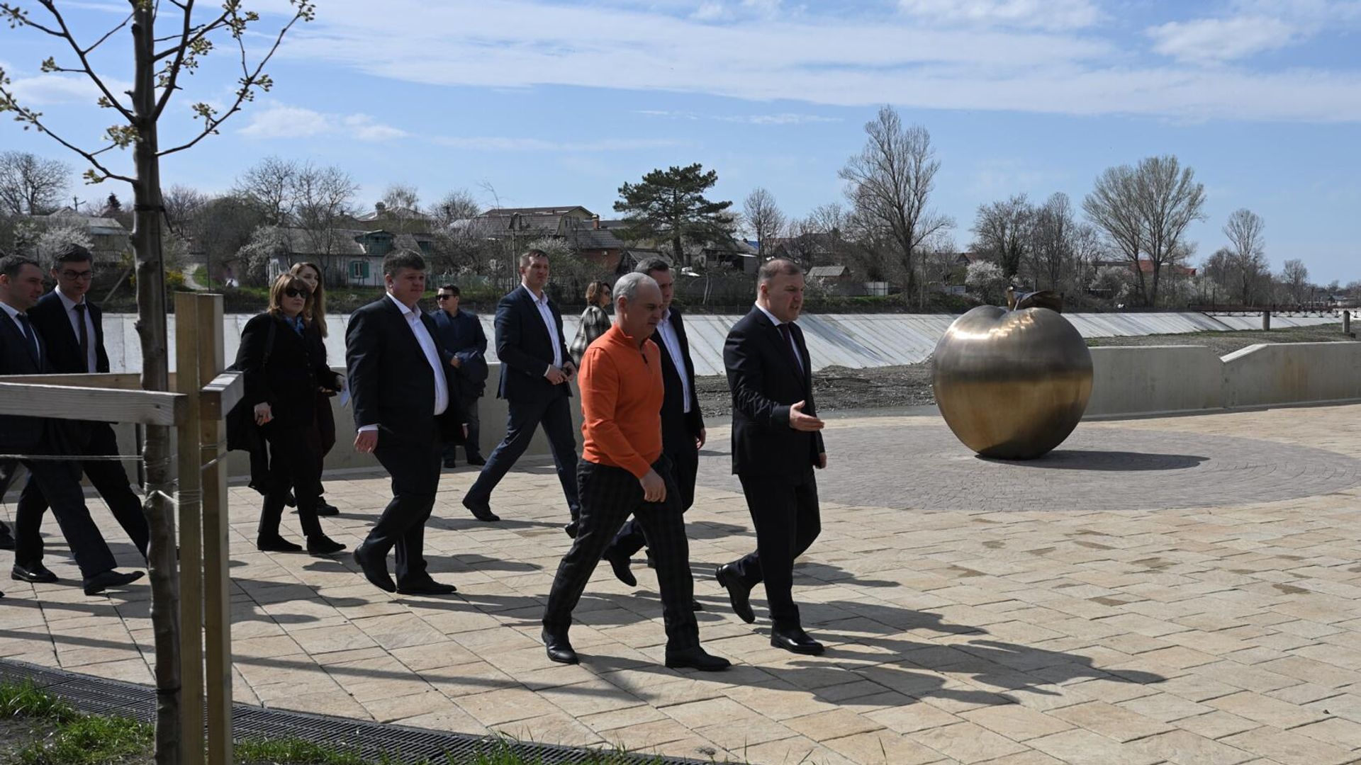 Глава Адыгеи Мурат Кумпилов во время выездного совещания по развитию парковой зоны Майкопа Глава Адыгеи Мурат Кумпилов во время выездного совещания по развитию парковой зоны Майкопа - РИА Новости, 1920, 28.03.2023