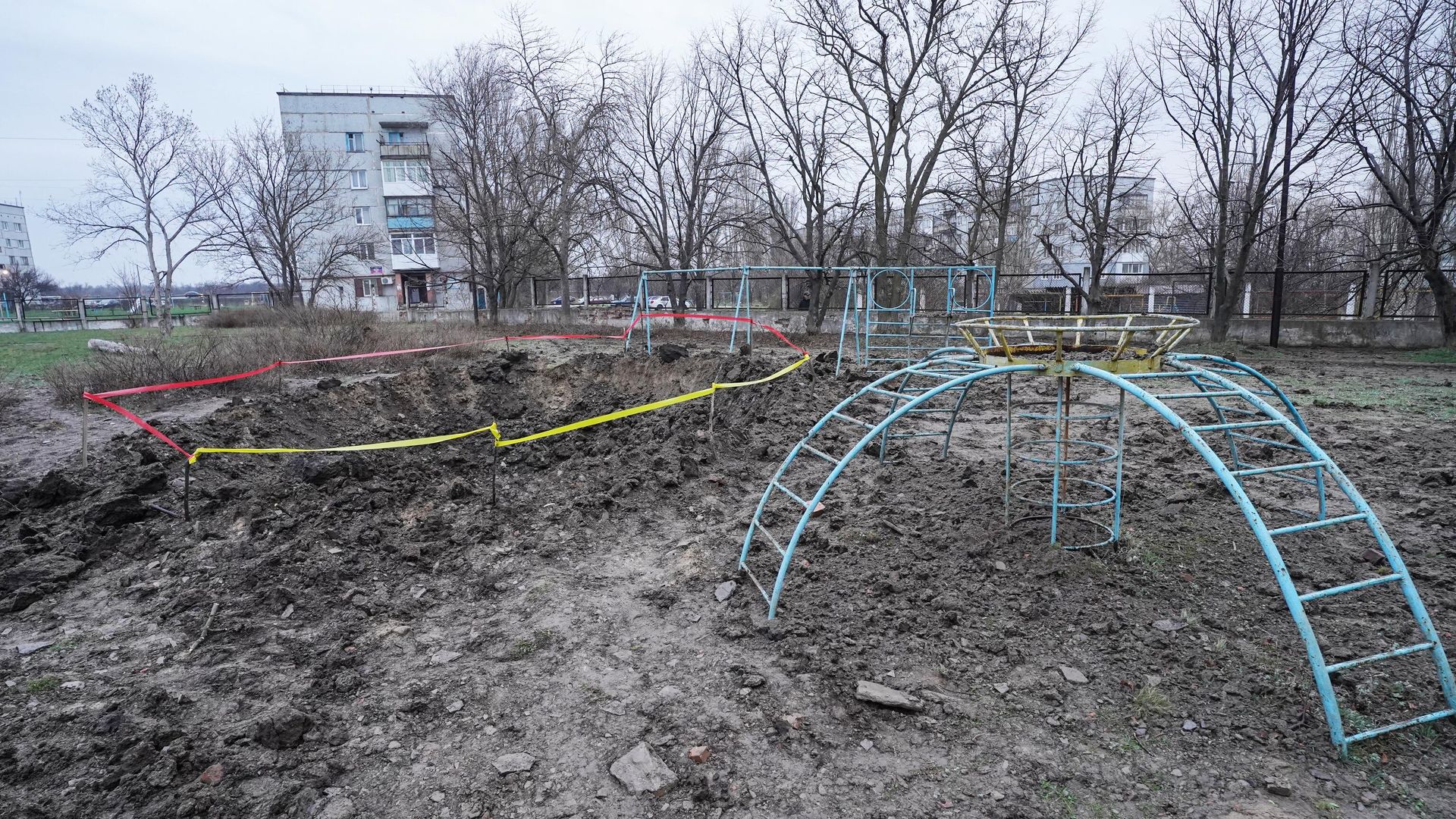 Воронка от разорвавшегося снаряда после обстрела со стороны ВСУ на территории школы №17 в городе Зугрэсе Воронка от разорвавшегося снаряда после обстрела со стороны ВСУ на территории школы №17 в городе Зугрэсе - РИА Новости, 1920, 28.03.2023