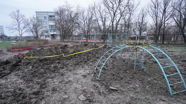 Воронка от разорвавшегося снаряда после обстрела со стороны ВСУ на территории школы №17 в городе Зугрэсе Воронка от разорвавшегося снаряда после обстрела со стороны ВСУ на территории школы №17 в городе Зугрэсе