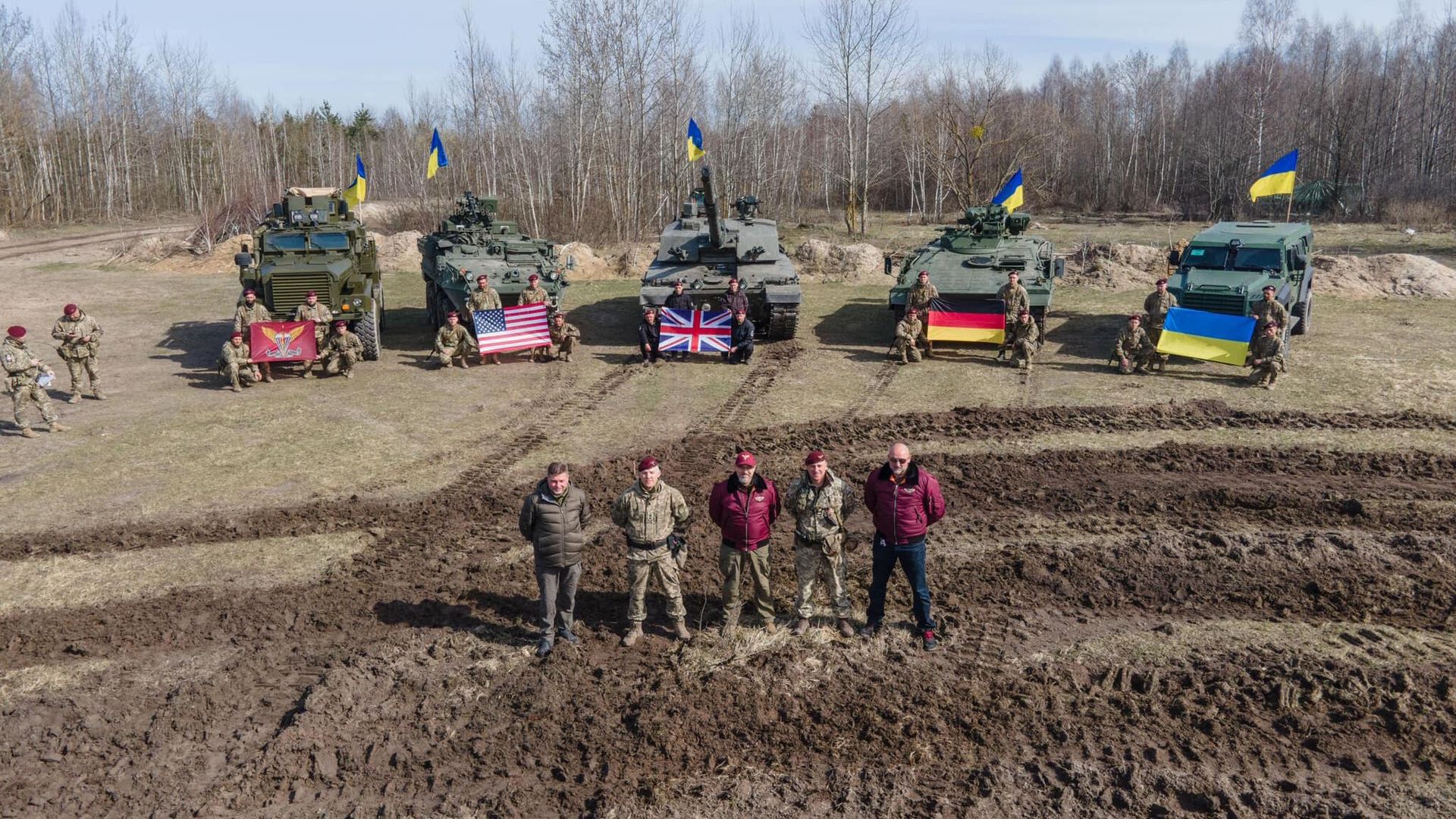 Министр обороны Украины Алексей Резников на фоне военной техники, полученной Украиной от стран НАТО в марте 2023 Министр обороны Украины Алексей Резников на фоне военной техники, полученной Украиной от стран НАТО в марте 2023 - РИА Новости, 1920, 28.03.2023