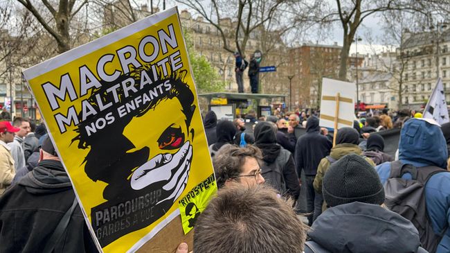 Участники акции протеста против пенсионной реформы на одной из улиц в Париже