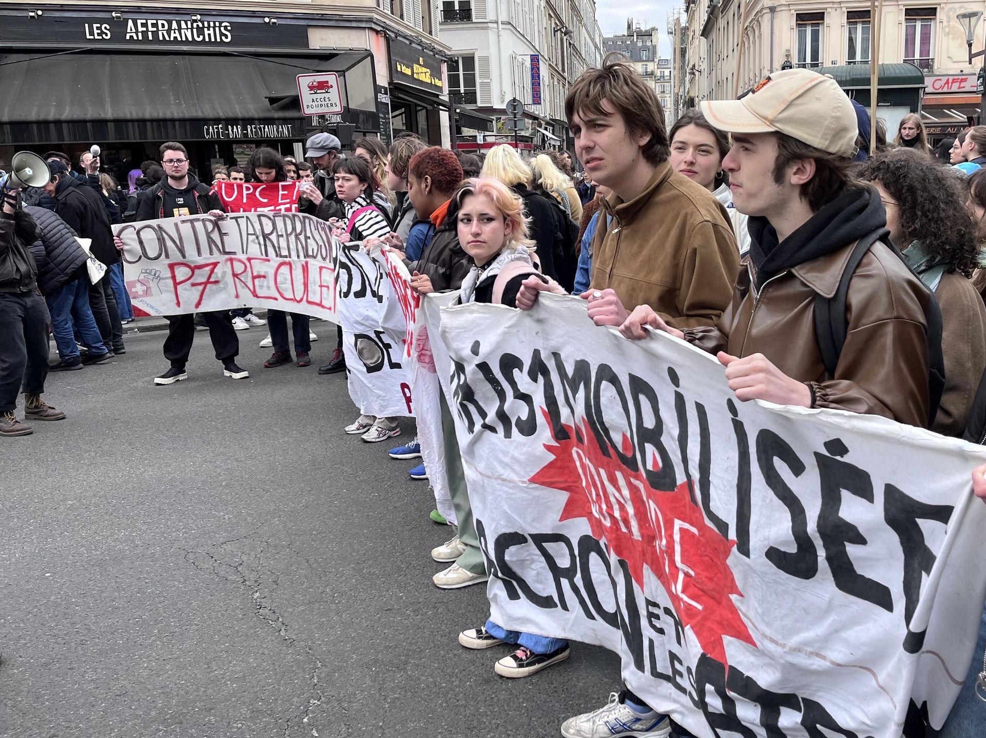 Участники акции протеста против пенсионной реформы на одной из улиц в Париже Участники акции протеста против пенсионной реформы на одной из улиц в Париже - РИА Новости, 1920, 06.12.2024