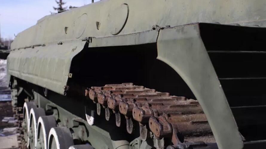 Поврежденная боевая машина в парке Победы в Бийске Поврежденная боевая машина в парке Победы в Бийске - РИА Новости, 1920, 28.03.2023