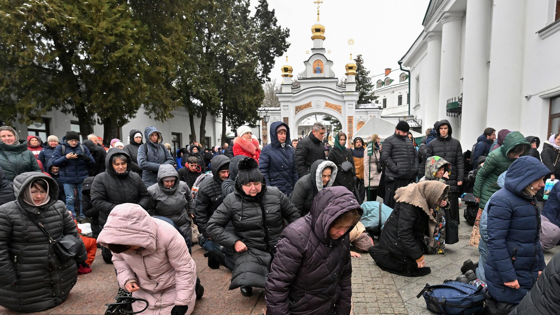Верующие в Киево-Печерской лавре в Киеве. 29 марта 2023 Верующие в Киево-Печерской лавре в Киеве. 29 марта 2023 - РИА Новости, 1920, 29.03.2023