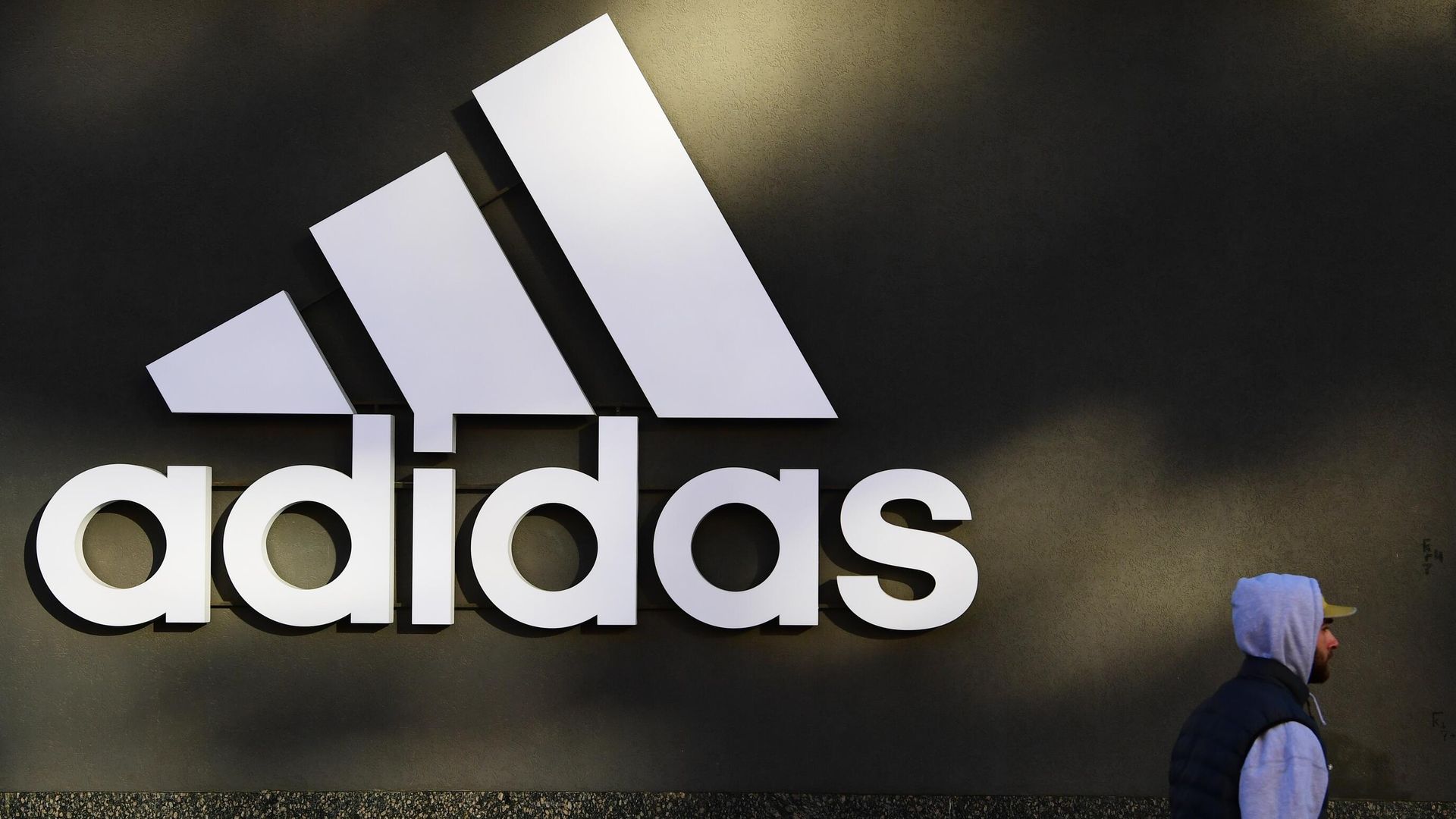 Прохожий у магазина спортивной одежды Adidas в Москве - РИА Новости, 1920, 02.05.2023