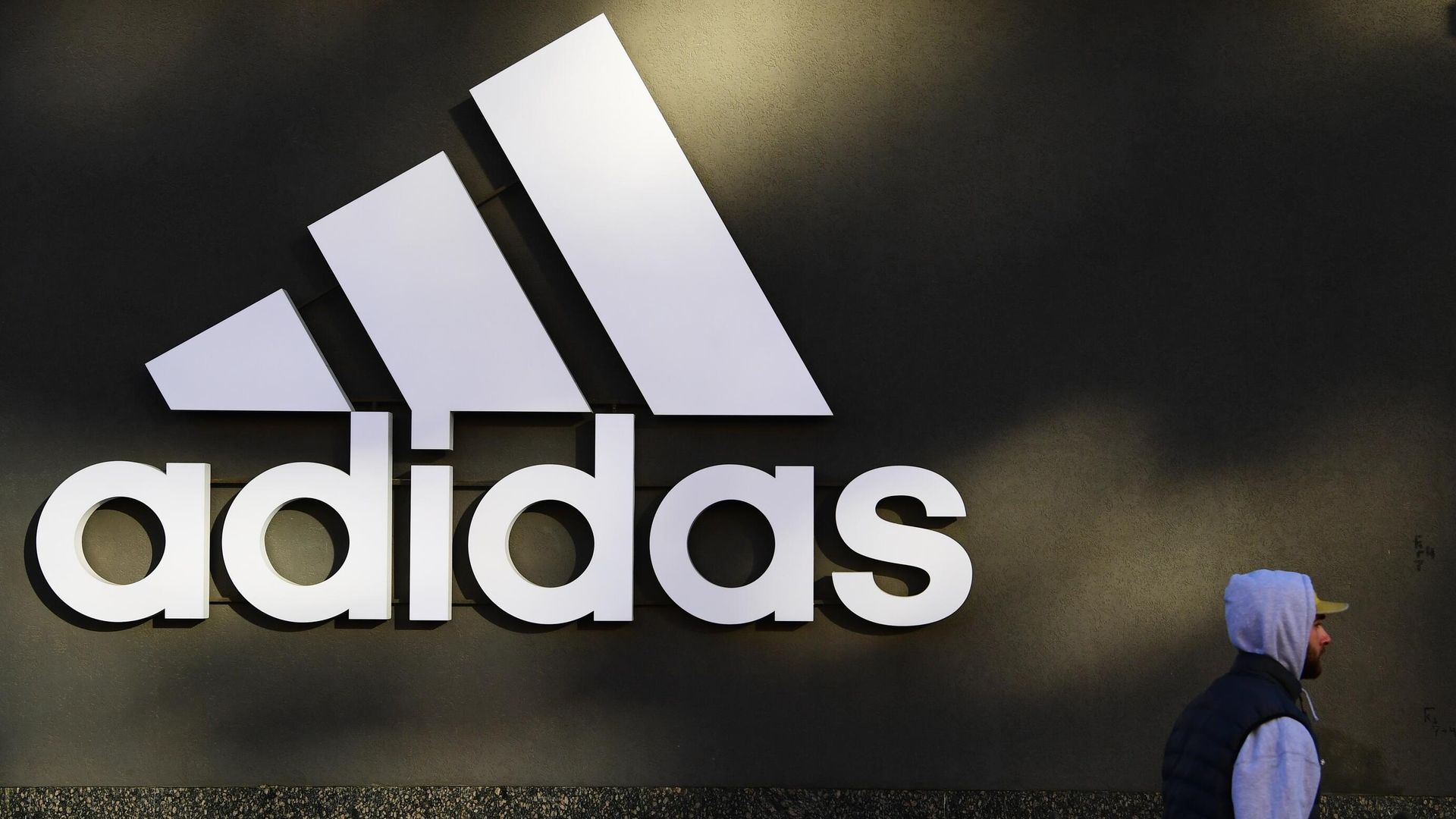 Прохожий у магазина спортивной одежды Adidas в Москве - РИА Новости, 1920, 02.05.2023