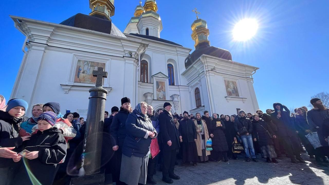 Верующие в Киево-Печерской лавре в Киеве Верующие в Киево-Печерской лавре в Киеве - РИА Новости, 1920, 21.04.2023