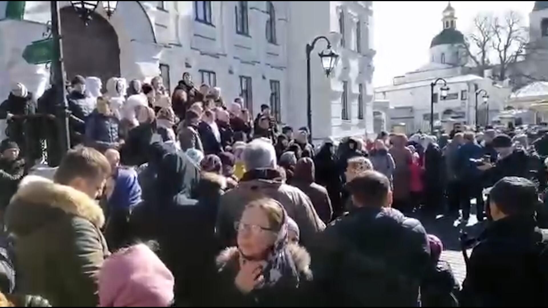 Верующие поют на крыльце храма Киево-Печерской лавры Верующие поют на крыльце храма Киево-Печерской лавры - РИА Новости, 1920, 30.03.2023