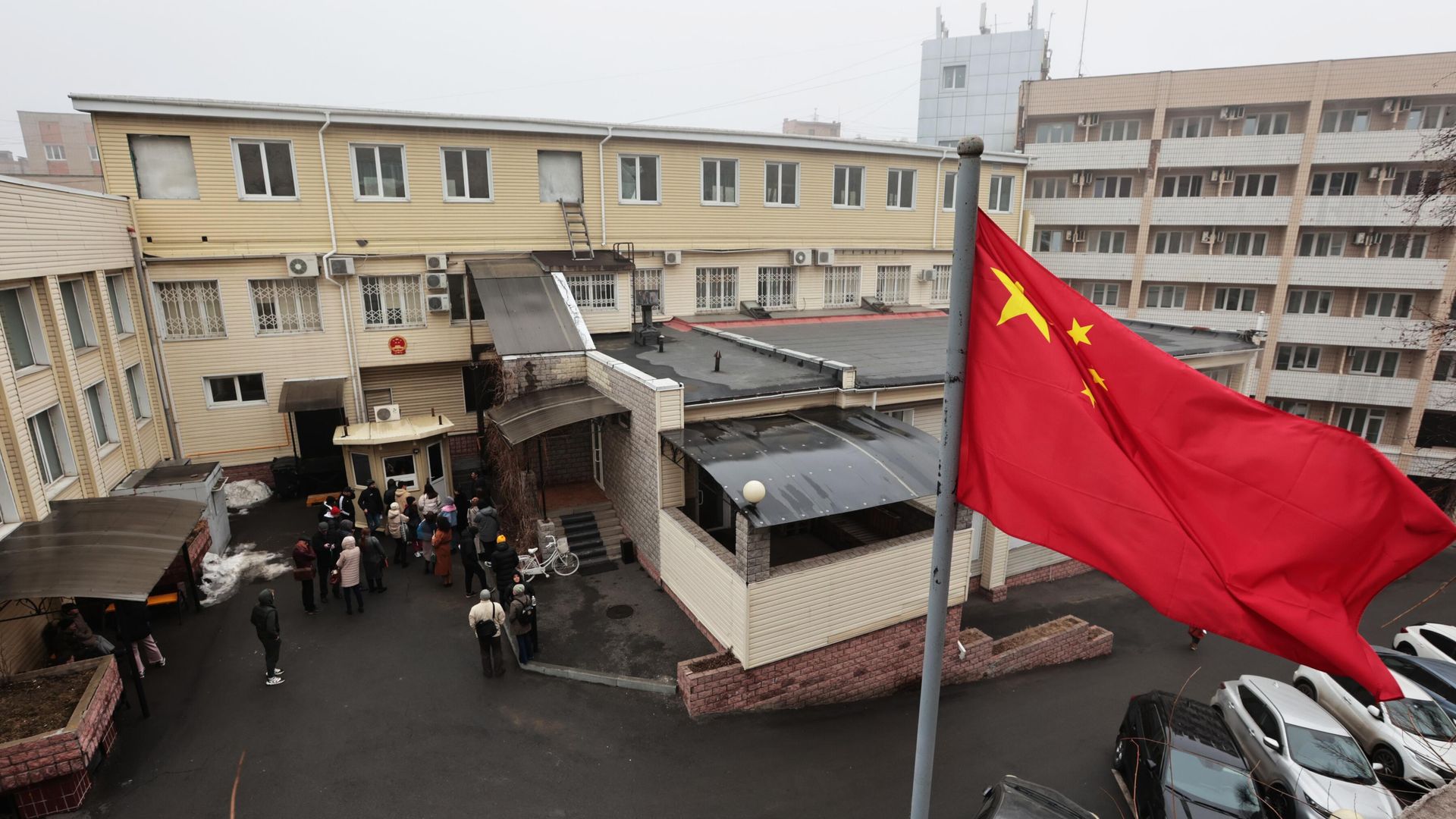 Люди у Генерального Консульства Китайской Народной Республики во Владивостоке Люди у Генерального Консульства Китайской Народной Республики во Владивостоке - РИА Новости, 1920, 05.02.2025