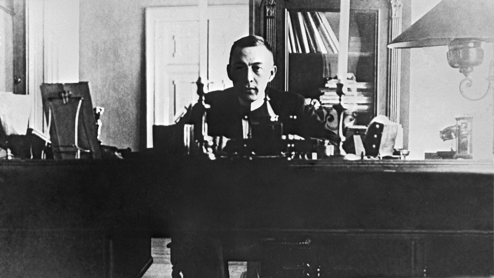 Композитор, пианист и дирижер Сергей Рахманинов в своем рабочем кабинете. - РИА Новости, 1920