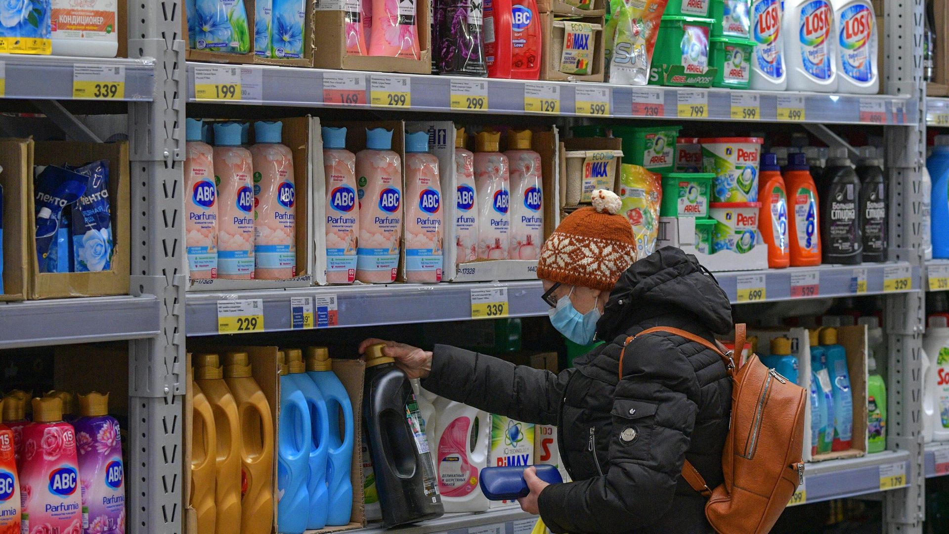 Женщина в отделе бытовой химии Женщина в отделе бытовой химии - РИА Новости, 1920, 19.05.2026