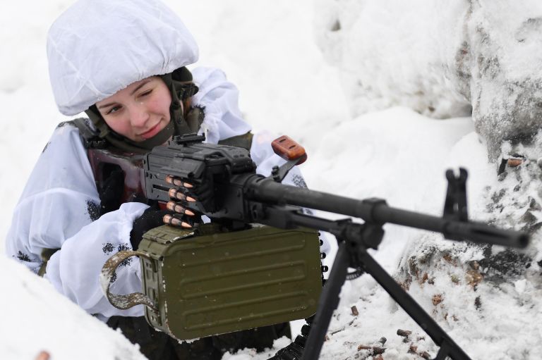 Девушка-курсантка Военной академии радиационной, химической и биологической защиты имени Маршала Советского Союза С. К. Тимошенко (РХБЗ) проходит боевую подготовку на учебно-тактическом поле академии в Костроме Девушка-курсантка Военной академии радиационной, химической и биологической защиты имени Маршала Советского Союза С. К. Тимошенко (РХБЗ) проходит боевую подготовку на учебно-тактическом поле академии в Костроме