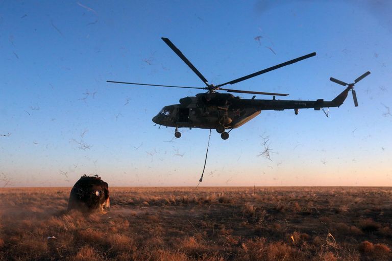 Вертолет Ми-8 у спускаемого аппарата беспилотного корабля Союз МС-22, приземлившегося в районе казахстанского города Жезказган Вертолет Ми-8 у спускаемого аппарата беспилотного корабля Союз МС-22, приземлившегося в районе казахстанского города Жезказган