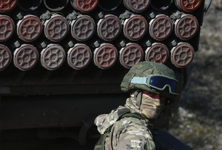 Военнослужащий Вооруженных сил России у реактивной системы залпового огня Торнадо-Г в южном секторе СВО Военнослужащий Вооруженных сил России у реактивной системы залпового огня Торнадо-Г в южном секторе СВО
