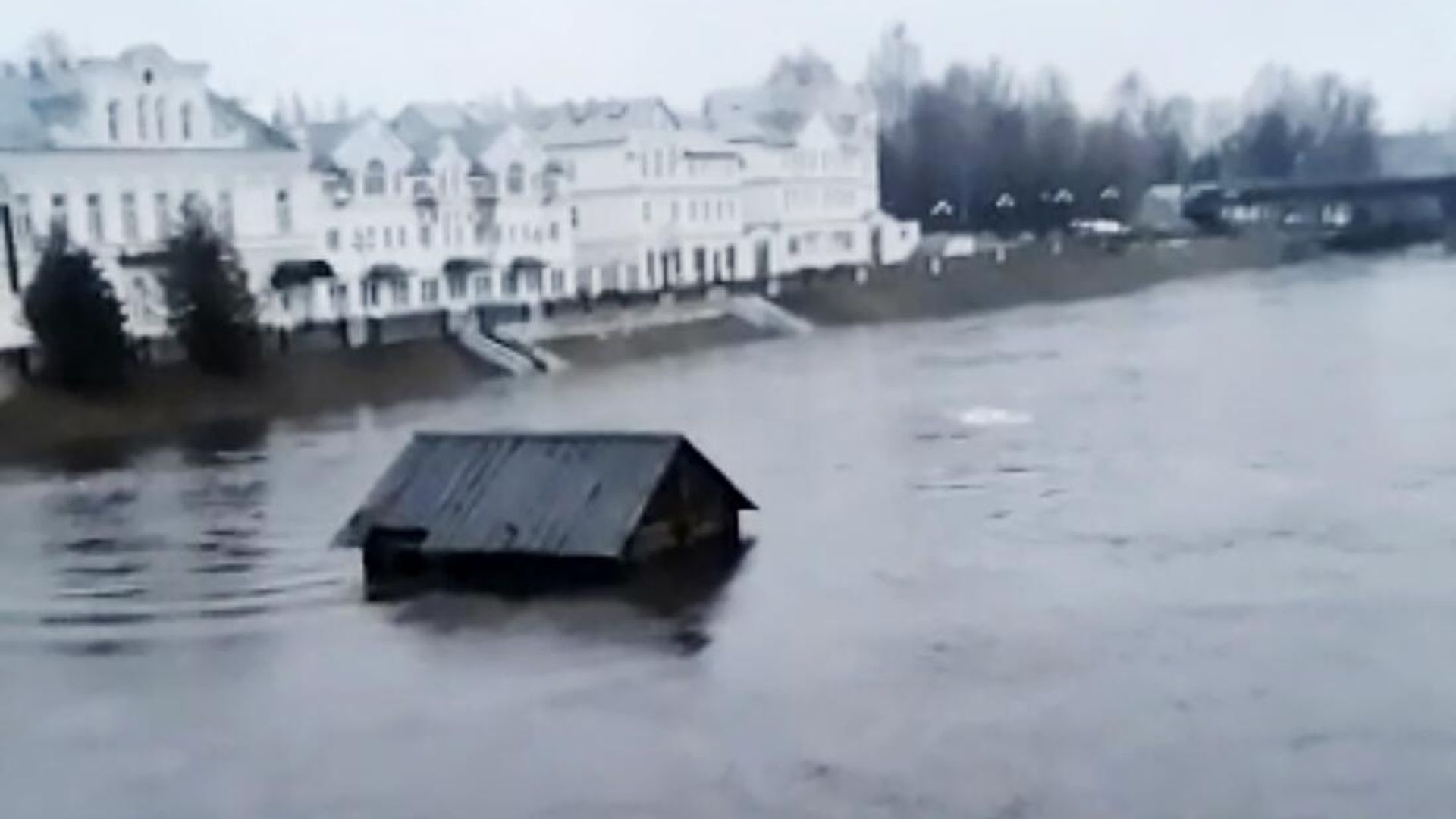 Кадр видео с плывущей по реке Тверца в Торжке баней Кадр видео с плывущей по реке Тверца в Торжке баней - РИА Новости, 1920, 30.03.2023