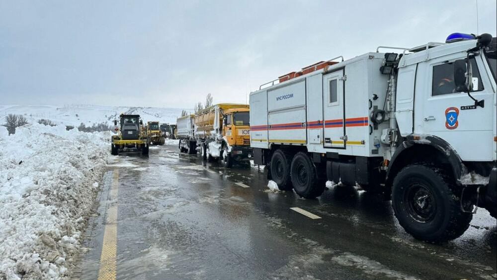 На трассе М-4 Дон в Ростовской области продолжаются работы по устранению снежного затора На трассе М-4 Дон в Ростовской области продолжаются работы по устранению снежного затора - РИА Новости, 1920, 31.03.2023